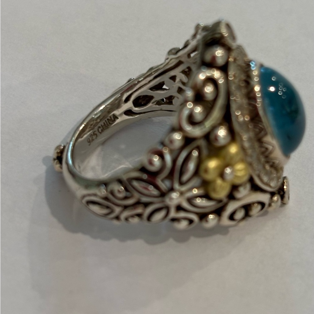 Elegant Silver and Gold Women's Ring with Blue Stone - Picture 2 of 4